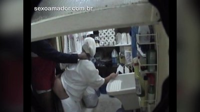 Мотобои има секс са чистачицом у ресторану између порођаја