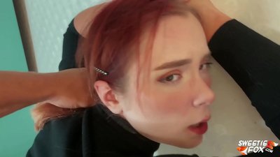 Човек јебен у уста и маца послушна црвенокоса оскудна и сперма на сисе