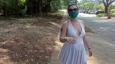 Јавна голотиња: девојка из Русије покушава да се скине на улицама Рио де Жанеира. Скоро је била ухапшена.