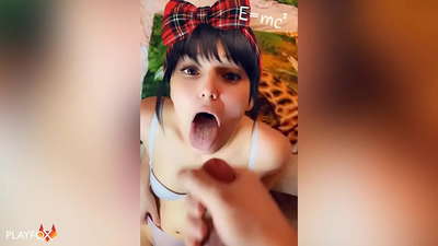 Средњошколка добија прву сперму у уста од другарице из разреда