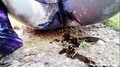 Пишање на улици! Дођи да гледаш како ЛилКиввиМонстер навлажи гаћице и пиша у прљавштину!