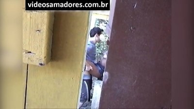 Воајер снима јебање младог пара док не открије видео снимак