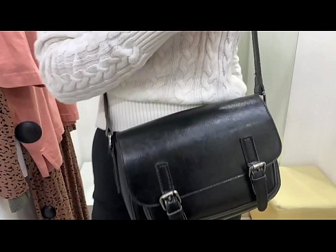 ❤️ Јавна мастурбација младе кучке ФералБерри са дилдом у соби за мерење ❤❌ Јебени видео  код нас ❤